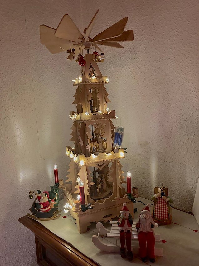 Bild: Leuchtende Weihnachtspyramide in der Adventszeit