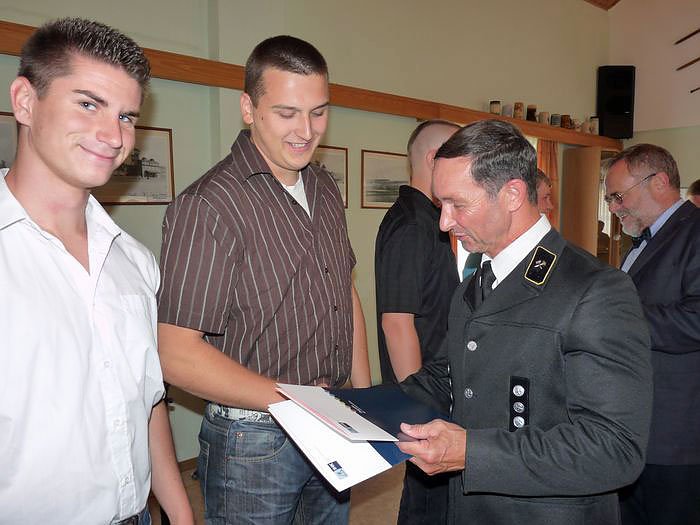 Zeugnisse &uuml;bergeben