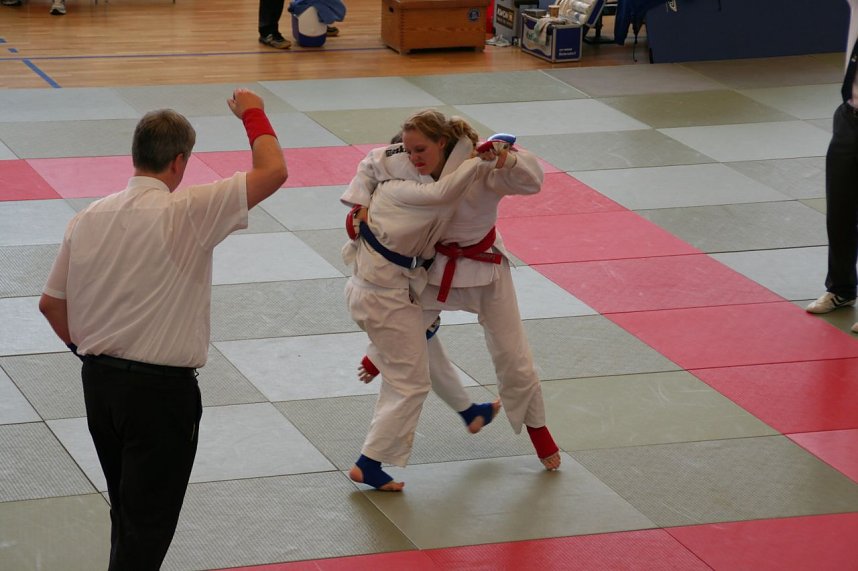  Lena (r, rot) u. Annika (l, blau) k&auml;mpfen im Part-2