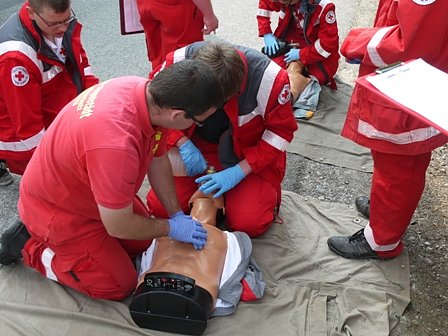 Junge Sanit&auml;ter im Wettstreit