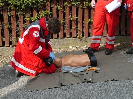 Junge Sanit&auml;ter im Wettstreit