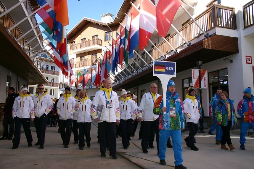 Gro&szlig;e Ehre f&uuml;r Sergej K&ouml;nig: Bei der Willkommens-Zeremonie f&uuml;r die deutsche Olympiamannschaft durfte er das Schild mit der Aufschrift GER f&uuml;r Germany tragen.