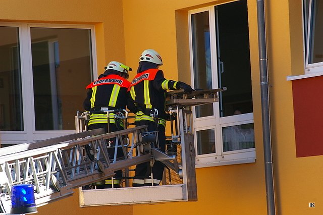 Feuerwehr&uuml;bung an Hentrich-Schule