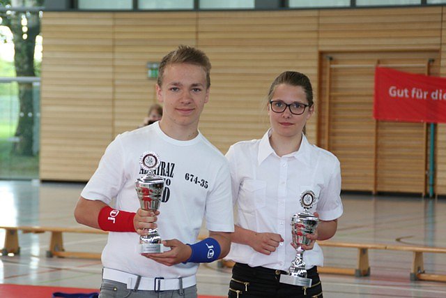 Oliver Schicke (l.) u. Madlen Schumann (r.)  erhielten f&uuml;r 50 erfolgreiche Turniere f&uuml;r den LJJV einen Ehrenpokal