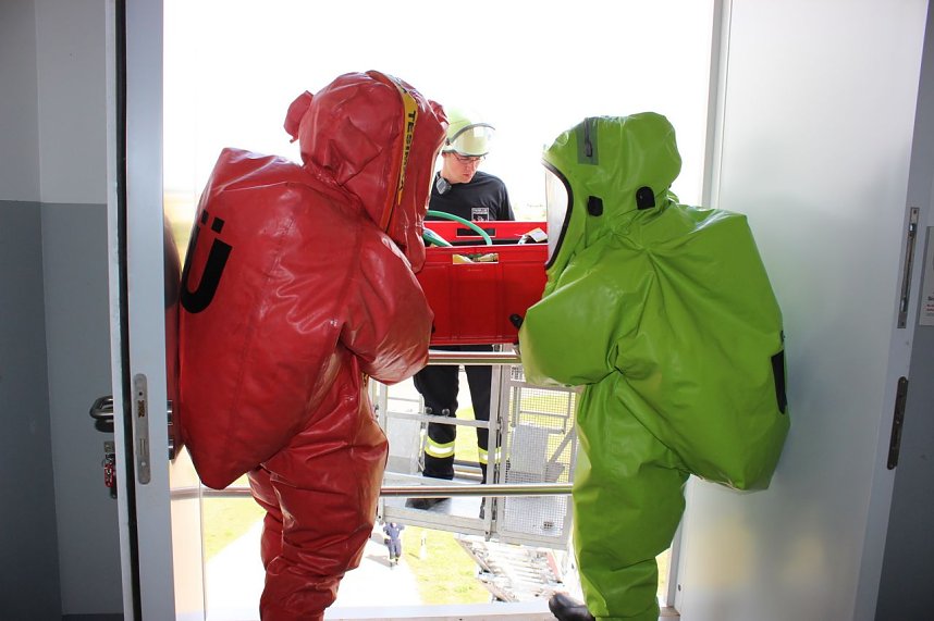 Gefahrgutzug &uuml;bte: Dichtmaterial wird &uuml;ber die Drehleiter in das betroffene Obergeschoss gebracht