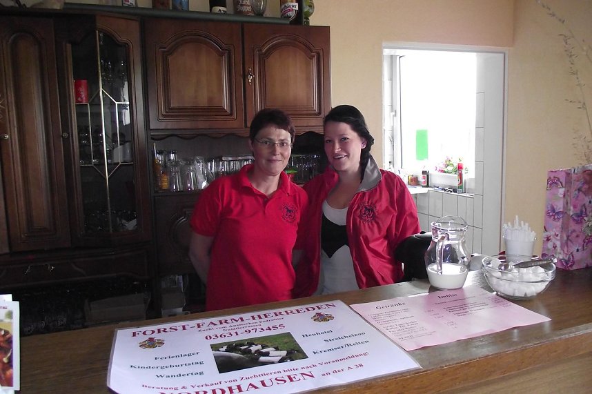 Im Bistro der Farm, das bis 120 Personen Platz bietet, stillen heute und morgen Karina Meyer und Bea Wendt am Zapfhahn durstige Kehlen, die es zahlreich geben wird.