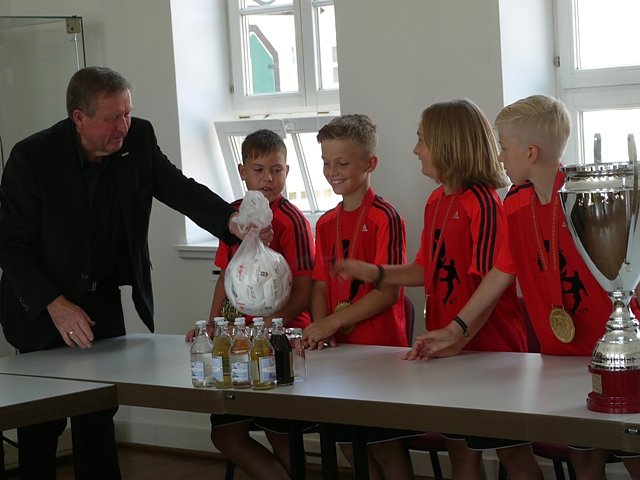 Helmut Funke &uuml;bergibt einen Fu&szlig;ball