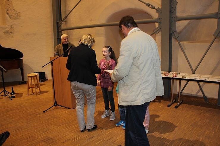 100 Werke der 8. JugendKunstBiennale