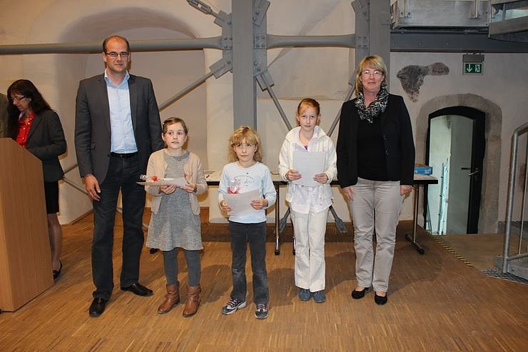 100 Werke der 8. JugendKunstBiennale