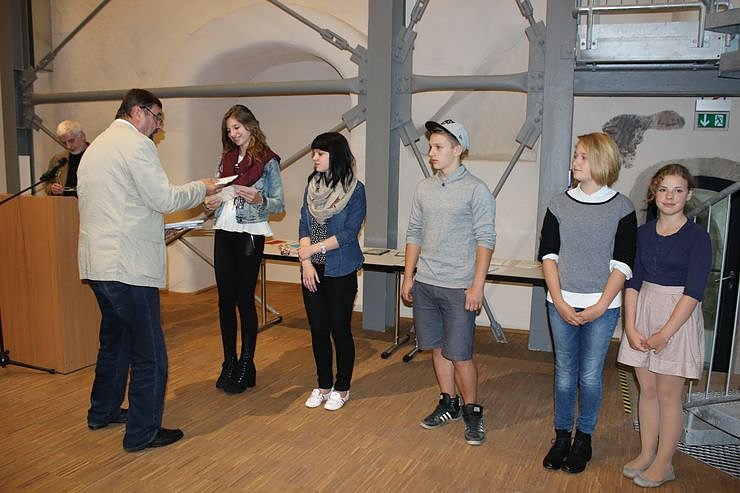 100 Werke der 8. JugendKunstBiennale