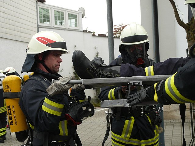 Feuerwehr&uuml;bung bei der Sparkasse