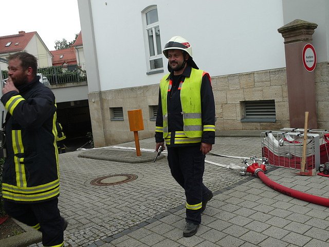 Feuerwehr&uuml;bung bei der Sparkasse