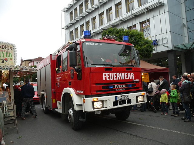 Feuerwehr&uuml;bung bei der Sparkasse