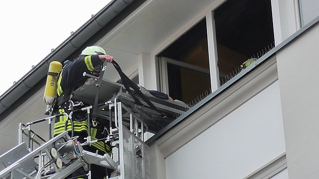 Feuerwehr&uuml;bung bei der Sparkasse