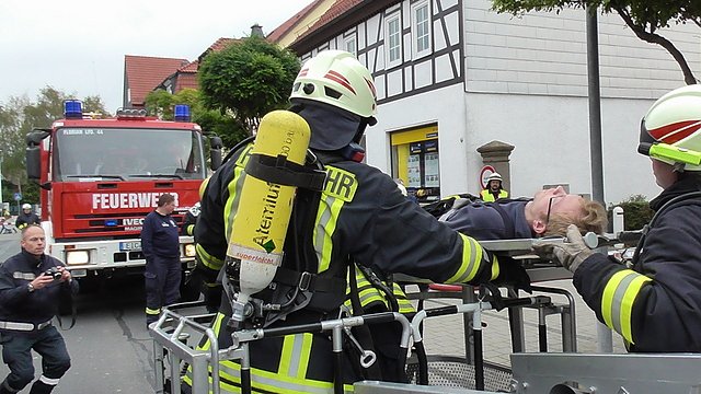 Feuerwehr&uuml;bung bei der Sparkasse