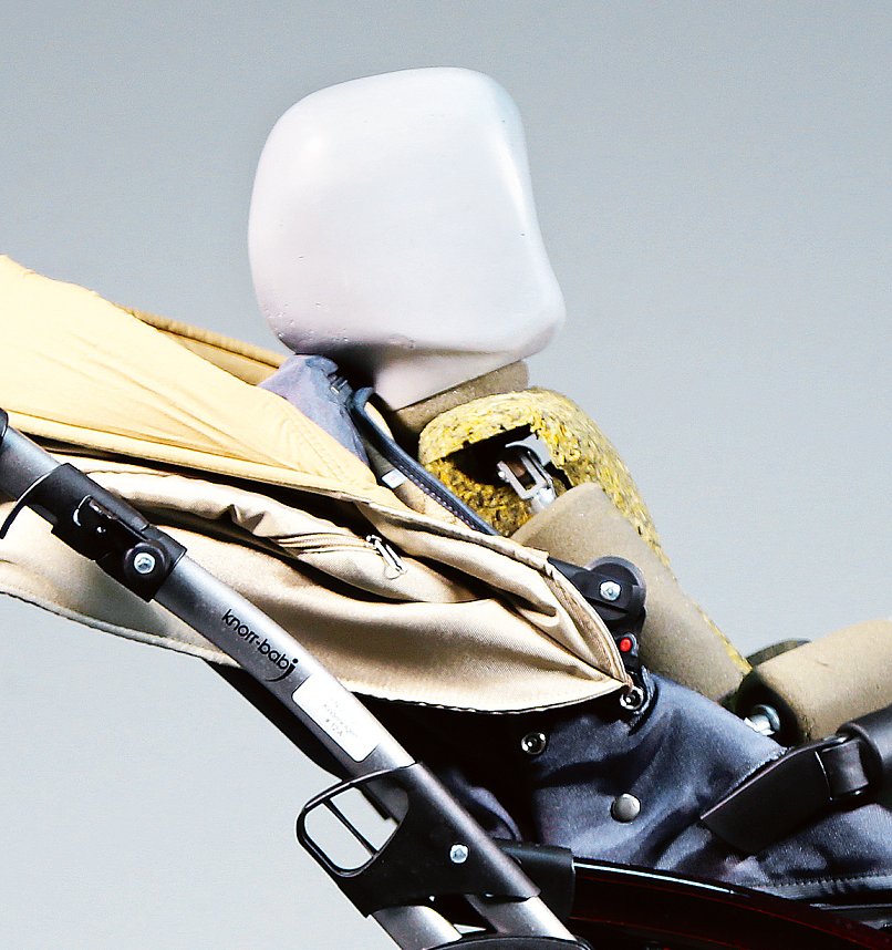 Zu niedrig Bei diesem Modell ragt der Kopf des Dummys &uuml;ber die Lehne.