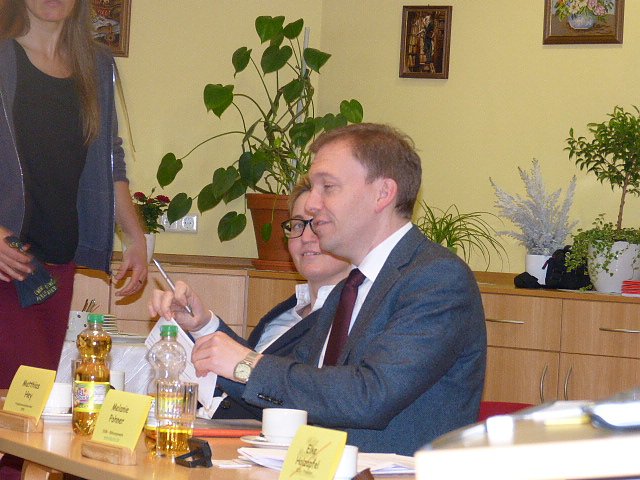 &Uuml;bergabe der Bauschutzbrillen an Abgeordneten des Landtages