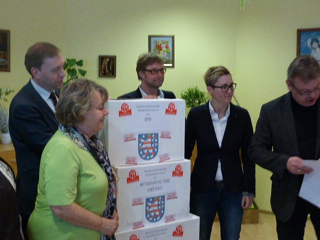 &Uuml;bergabe der Bauschutzbrillen an Abgeordneten des Landtages