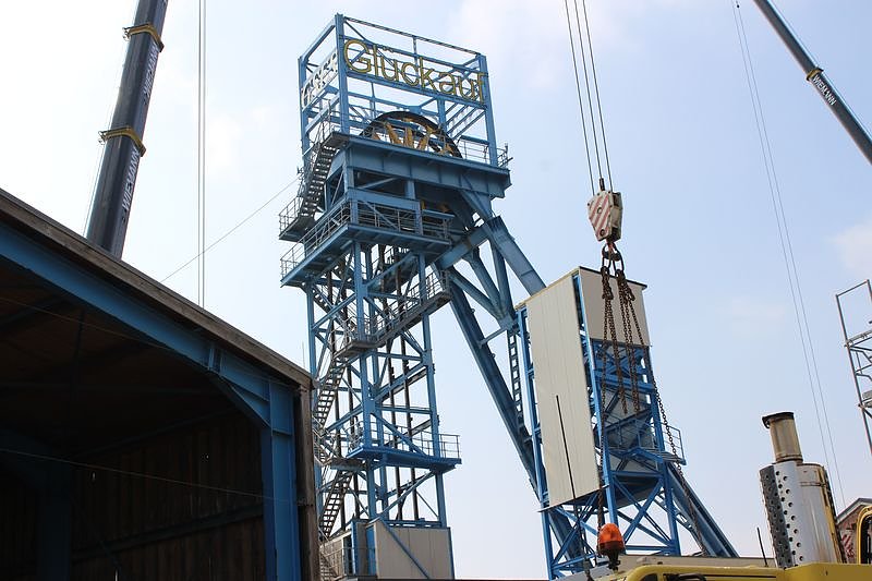 Neue Seilfahrtsbr&uuml;cke wird montiert