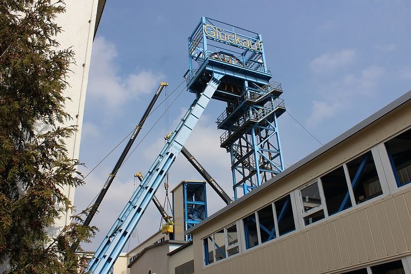 Neue Seilfahrtsbr&uuml;cke wird montiert