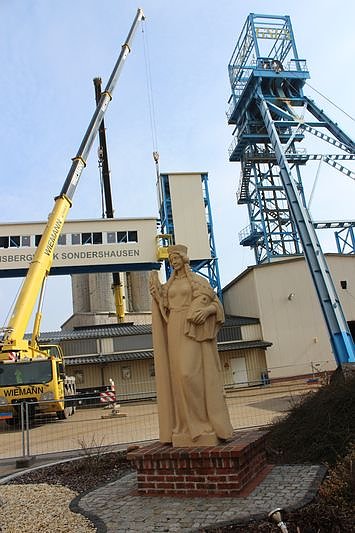 Neue Seilfahrtsbr&uuml;cke wird montiert