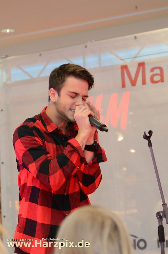 Luca H&auml;nni in der Marktpassage