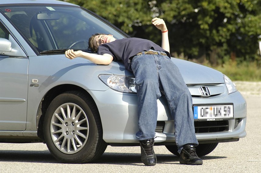 Harter Aufprall trotz Verbesserungen: Fu&szlig;g&auml;nger prallen bei Unf&auml;llen mit Autos immer noch gegen harte Strukturen wie die Haubenvorderkante oder das Motorhaubenschloss