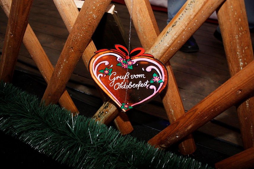 Gewichtiger Gast zum Oktoberfest im Autohaus Peter