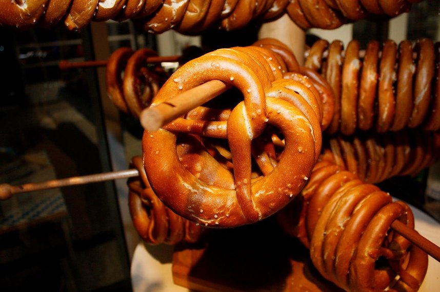 Gewichtiger Gast zum Oktoberfest im Autohaus Peter