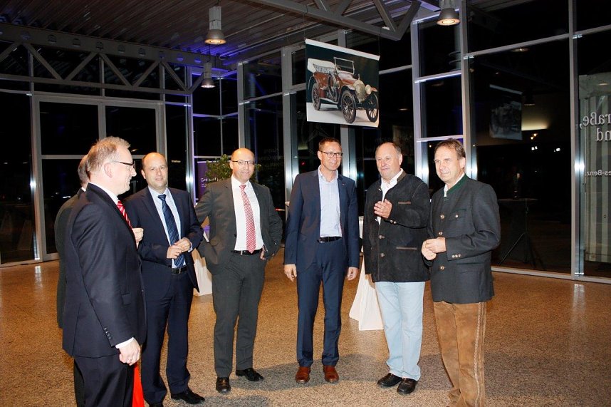 Gewichtiger Gast zum Oktoberfest im Autohaus Peter