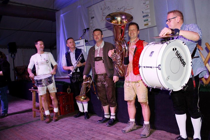 Gewichtiger Gast zum Oktoberfest im Autohaus Peter