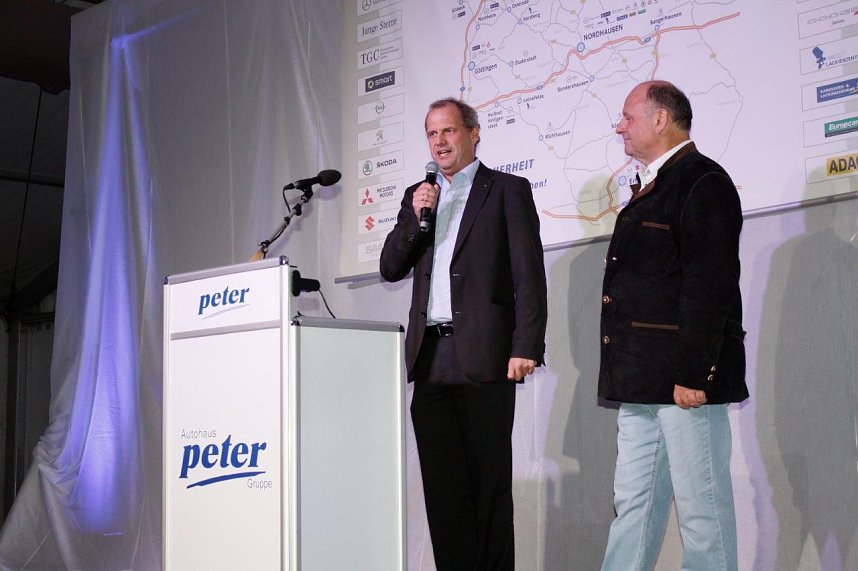 Gewichtiger Gast zum Oktoberfest im Autohaus Peter