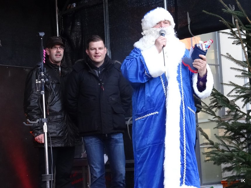 Der Nikolaus verteilte gef&uuml;llte Stiefel