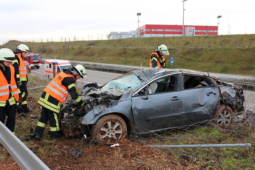 Auto kommt von der Fahrbahn ab