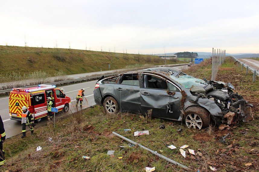 Auto kommt von der Fahrbahn ab