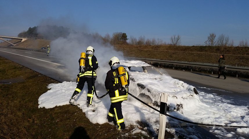 Vollsperrung auf der A38 wegen eines Fahrzeugbrandes