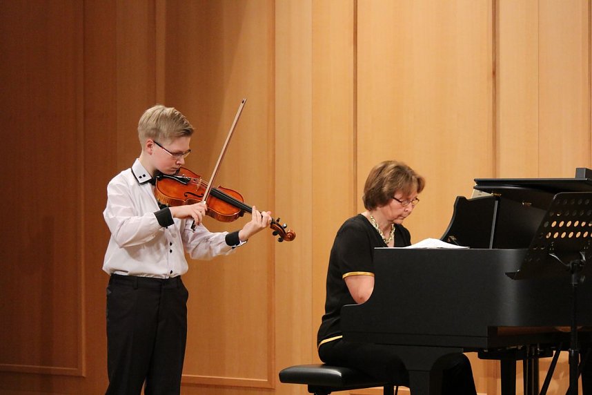 Junge Geiger im Konzert