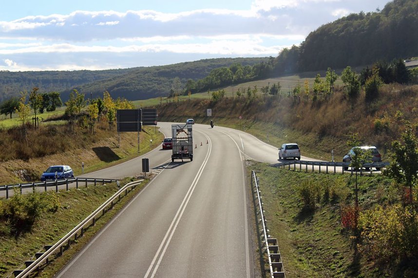 Schwerer Unfall zwischen Abschleppwagen und Br&uuml;cke