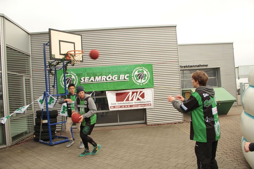Neue Technik und Spenden f&uuml;r Vereine - im Autohaus Albertsmeyer freute man sich heute nicht nur &uuml;ber schicke Autos
