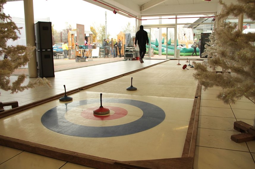 Neue Technik und Spenden f&uuml;r Vereine - im Autohaus Albertsmeyer freute man sich heute nicht nur &uuml;ber schicke Autos