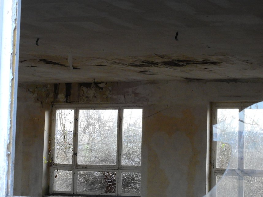 Peter Blei in den Ruinen der Schuhfabrik in Wiehe