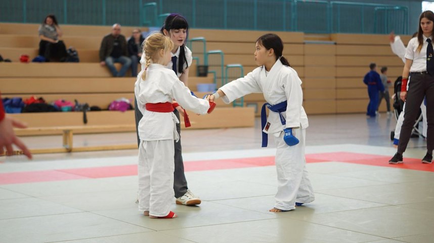 Fairness wird in der K&ouml;nigsdisziplin des Ju-Jutsu, dem Fighting gro&szlig; geschrieben roter G&uuml;rtel: Luna Schl&ouml;be | blauer G&uuml;rtel: Atifa Raini | Kampfrichterin: Annika Vogler, Im Bildrand rechts: Kampfrichterin Julia Schneider