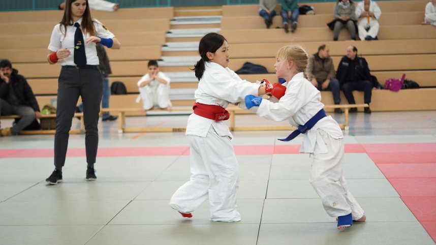 roter G&uuml;rtel: Atifa Raini | blauer G&uuml;rtel: Luna Schl&ouml;be | Kampfrichterin: Julia Schneider