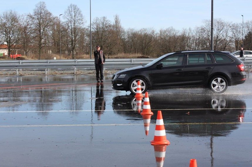 Ab ins Gel&auml;nde: Autohaus-Peter-Gruppe lud zum Aktionstag ins Autodrom