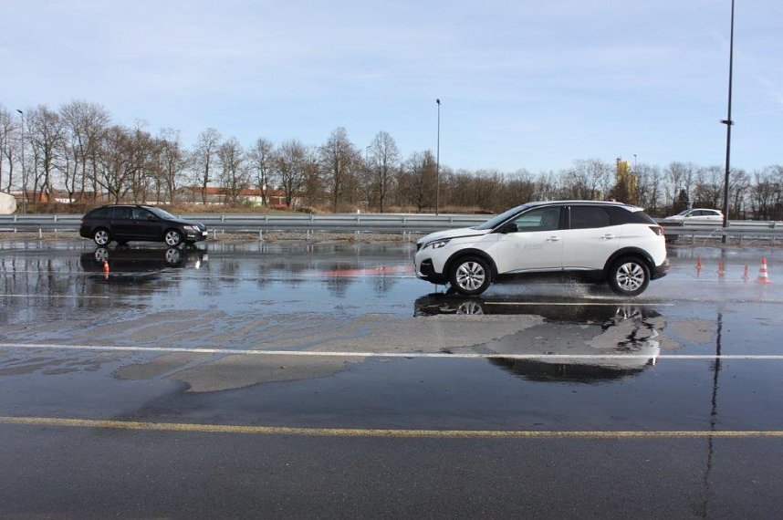 Ab ins Gel&auml;nde: Autohaus-Peter-Gruppe lud zum Aktionstag ins Autodrom