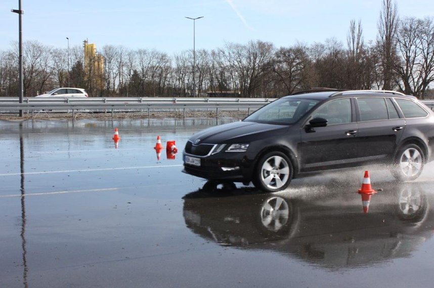 Ab ins Gel&auml;nde: Autohaus-Peter-Gruppe lud zum Aktionstag ins Autodrom