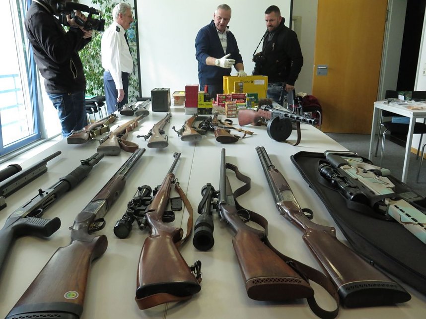 Pr&auml;sentation der sichergestellten Waffen und Munition