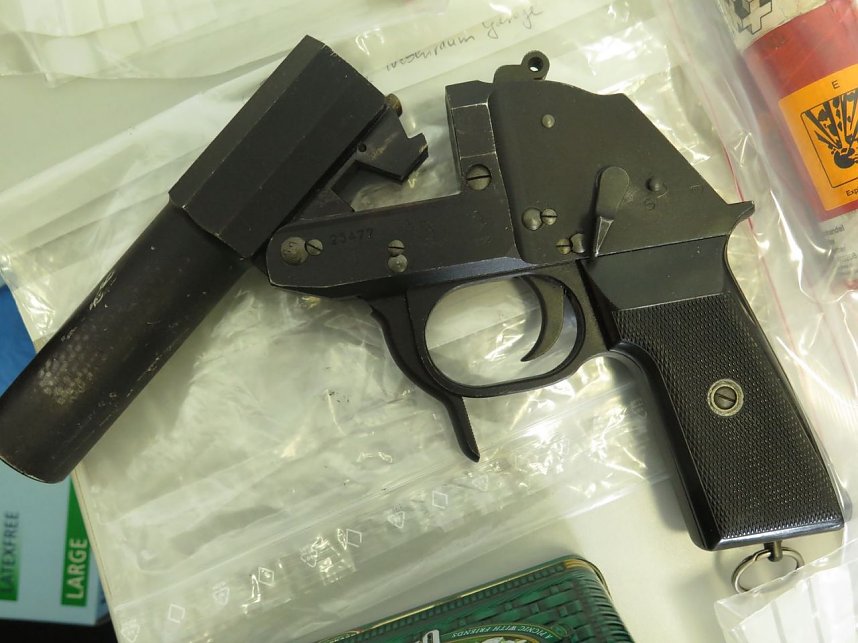 Pr&auml;sentation der sichergestellten Waffen und Munition