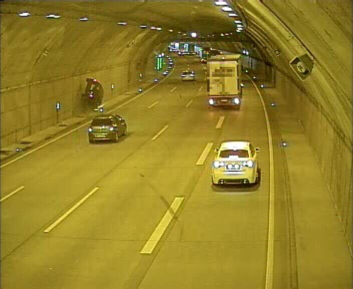 Fliegendes Auto im Tunnel