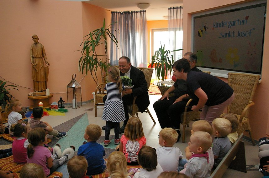 Bischof im Kindergarten Beuren